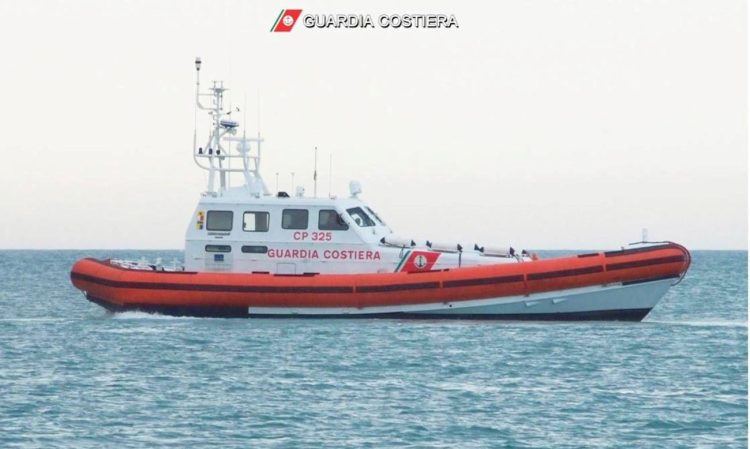 Guardia costiera interviene, 1300 migranti in pericolo: sbarco di 150 migranti a Pozzallo