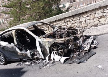 Auto a fuoco nella notte a Modica