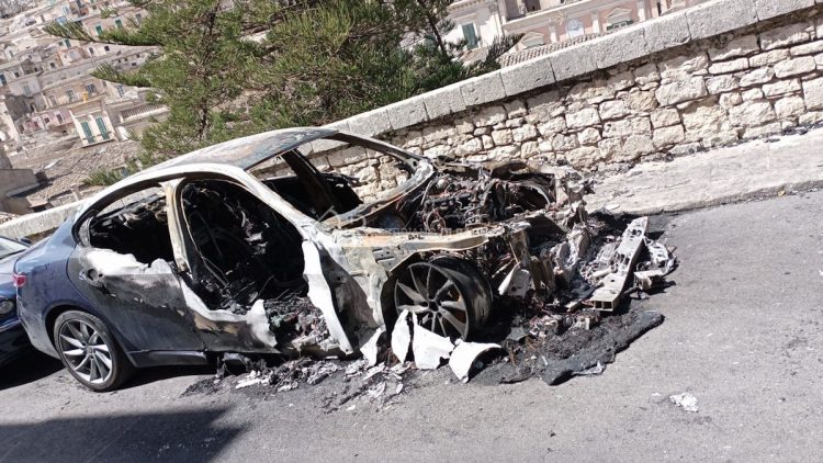 Auto a fuoco nella notte a Modica