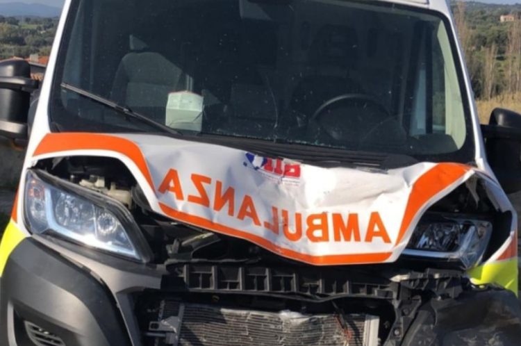 Incidente a Modica, si scontrano auto e ambulanza del 118