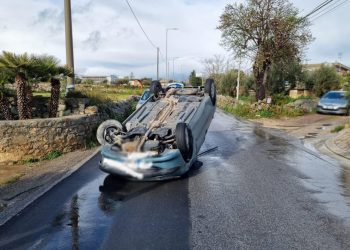 Incidente a Modica: 20enne cappotta con auto