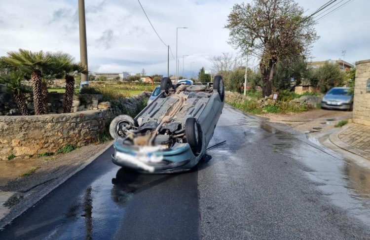 Incidente a Modica: 20enne cappotta con auto