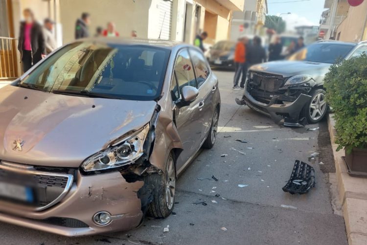 Incidente a Scoglitti: scontro tra due auto