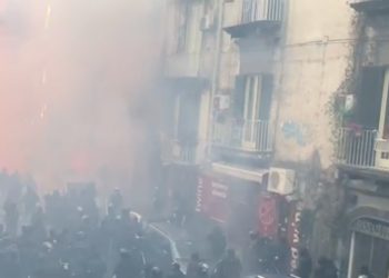 Guerriglia a Napoli con i tifosi dell’Eintracht, in fiamme auto della polizia