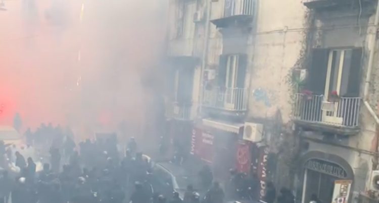 Guerriglia a Napoli con i tifosi dell’Eintracht, in fiamme auto della polizia