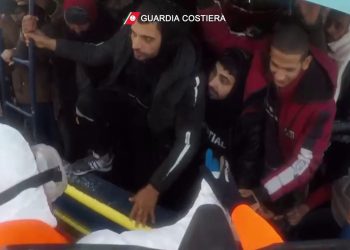 Tratti in salvo 295 migranti al largo della costa jonica calabrese