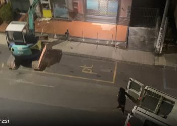 Ladri con la ruspa portano via il bancomat delle Poste