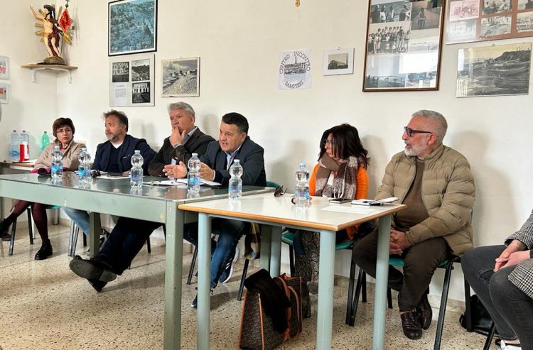 Tra le gente, per la gente non era solo uno slogan elettorale: oggi incontro a Sampieri