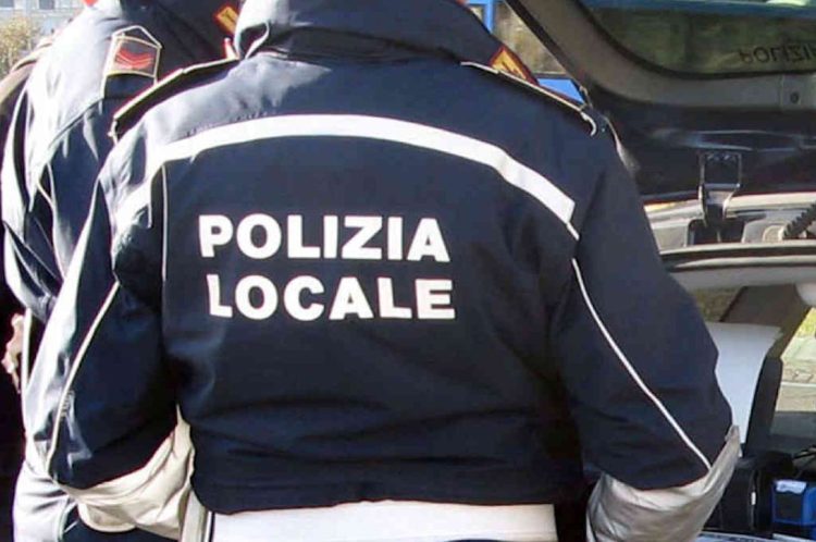 Modica, Polizia chiude attività abusiva ma il titolare apre lo stesso: denunciato