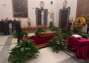 L’addio a Gianni Minà, l’arrivo del feretro alla camera ardente