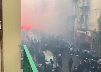 Guerriglia in centro a Napoli con i tifosi dell’Eintracht