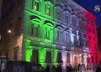 Unità d’Italia, la facciata di Palazzo Madama illuminata col tricolore