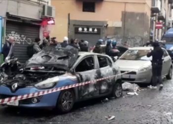 Sampietrini contro bus con tifosi Eintracht a Napoli, le immagini