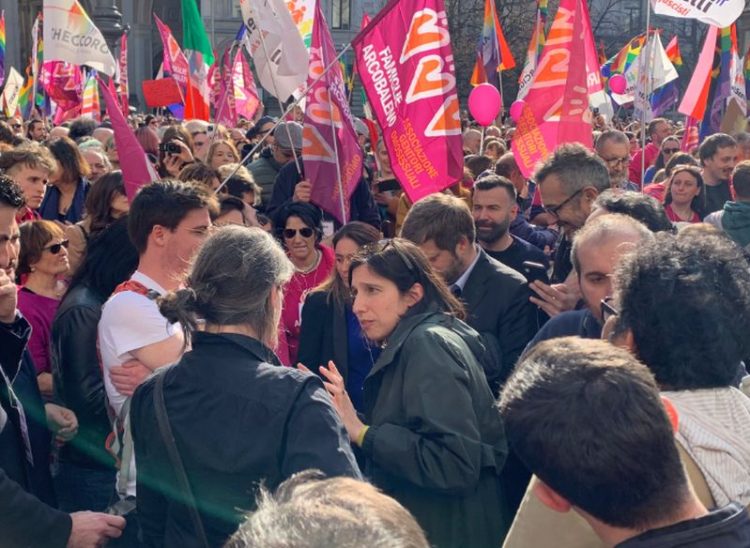 A Milano manifestazione delle famiglie arcobaleno con Elly Schlein