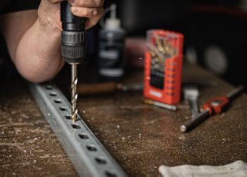 Tragedia ad Acate, la sciarpa finisce negli ingranaggi del trapano e muore strangolato