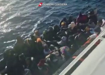 Barchino migranti affonda a Lampedusa, le immagini del salvataggio
