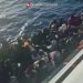 Barchino migranti affonda a Lampedusa, le immagini del salvataggio