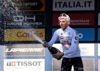 Pogacar domina il Fiandre, seconda piazza per van der Poel