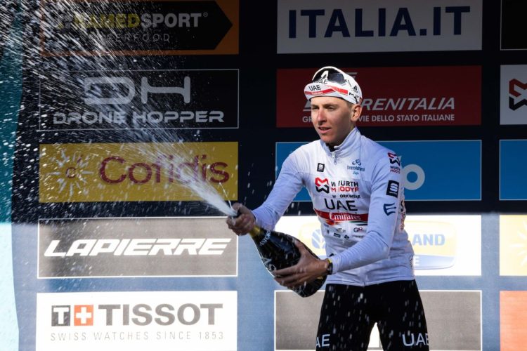 Pogacar domina il Fiandre, seconda piazza per van der Poel