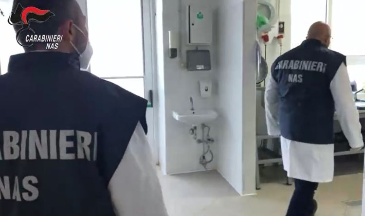 Escrementi e blatte nelle mense ospedaliere, chiuse 7 cucine dai Nas