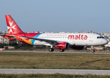 Volo Air Malta in ritardo di 6 ore, passeggeri chiedono risarcimento