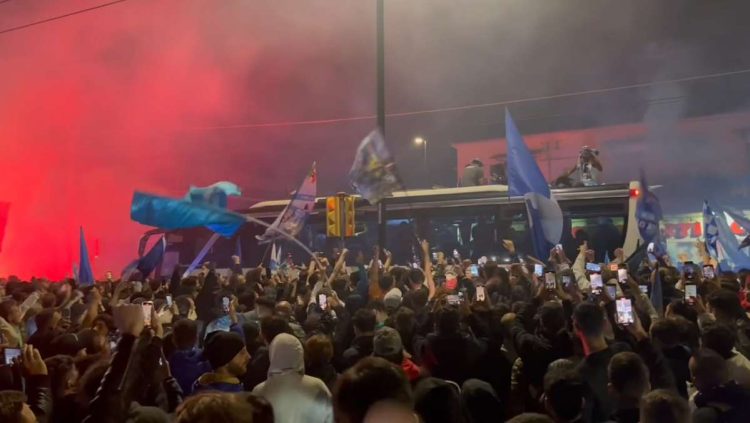 A Napoli esplode la festa, in migliaia per gli azzurri