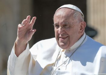 Papa “Prego per un futuro di pace. E’ triste vedere le porte chiuse ai migranti”