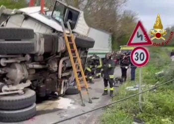 Scontro tra tir a Latina, soccorso autista bloccato nella cabina