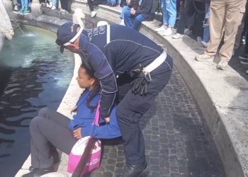 Clima, blitz degli attivisti a Roma. Liquido nero nella Barcaccia