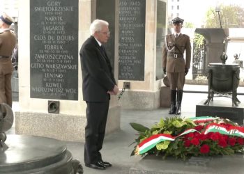 Mattarella depone una corona al Milite Ignoto a Varsavia
