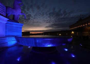 Quirinale, fontana dei Dioscuri illuminata di blu per giornata autismo