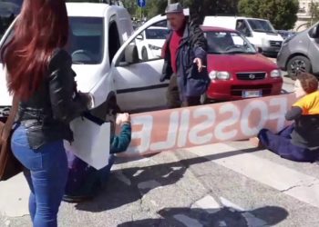 Attivisti di Ultima Generazione bloccano il traffico al Colosseo