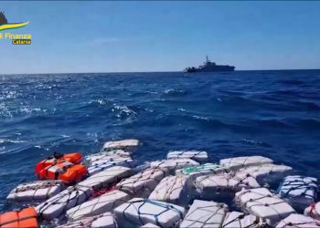 Catania, sequestrate 2 tonnellate di cocaina lasciate in mare aperto