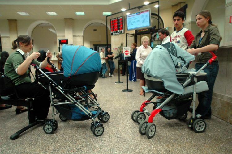 Nel 2022 natalità al minimo storico in Italia. Aumentano gli stranieri
