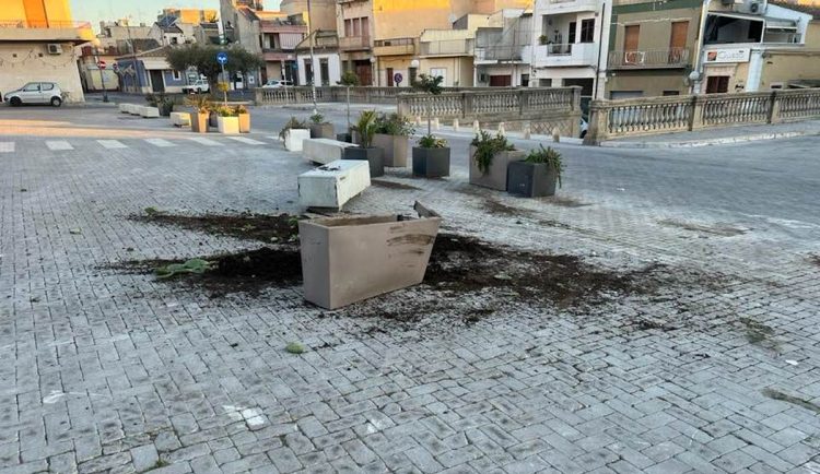 Vandali in piazza Calvario a Vittoria