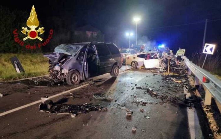 Tragedia di Pasqua, incidente tra 2 auto: morti 4 giovani