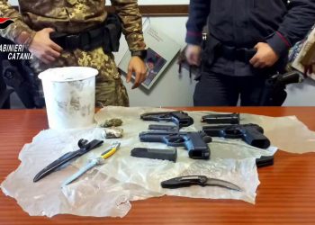 Armi clandestine e droga, 25enne arrestato nel Catanese