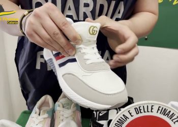 Sequestrate 300 paia di scarpe nel Catanese, una denuncia