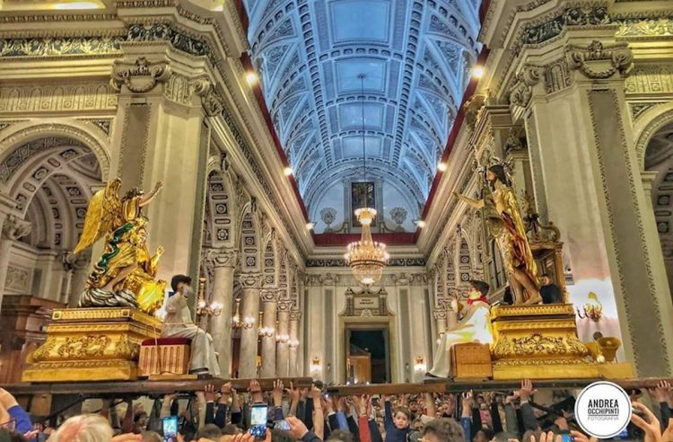 Fede, tradizione, folklore a Comiso. Domani il momento clou per la Pasqua comisana con l’atteso rito della Paci