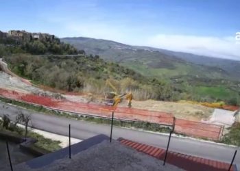Demolizione vecchio viadotto lungo statale in provincia di Benevento