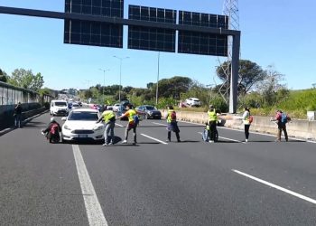 Gli attivisti di Ultima Generazione bloccano il Gra a Roma