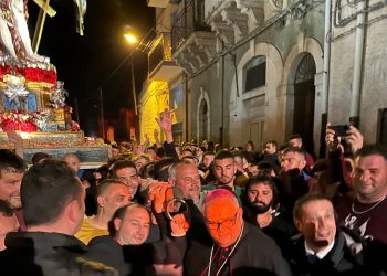 Il vescovo Rumeo tra i portatori del Gioia a Scicli