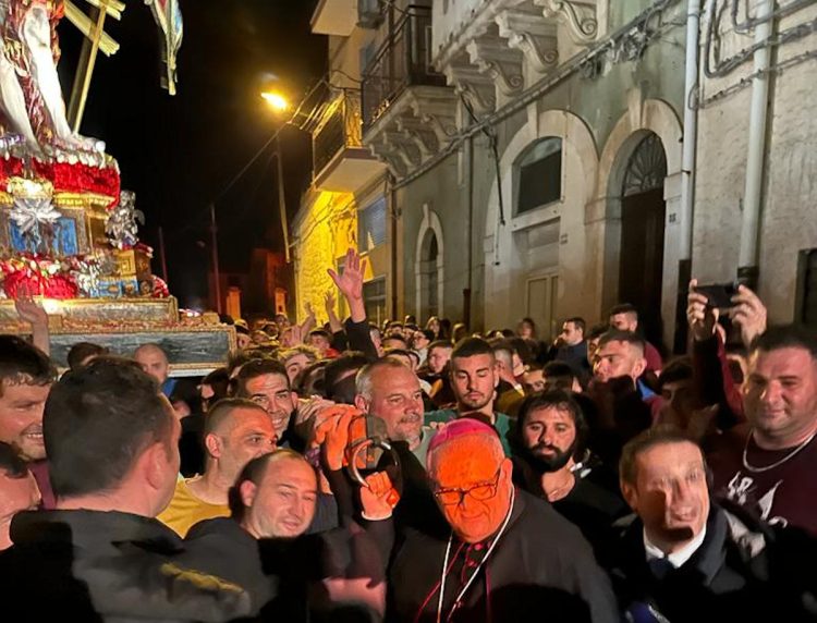 Il vescovo Rumeo tra i portatori del Gioia a Scicli