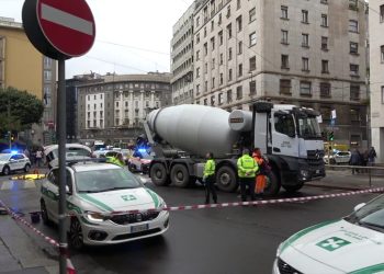 Milano, donna in bici travolta e uccisa da una betoniera