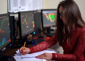 Ue, cresce la produzione industriale. In calo vendite al dettaglio