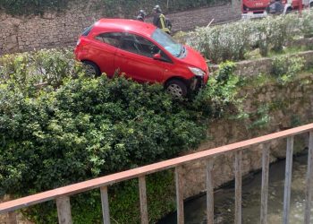 Tragedia sfiorata a Ragusa, auto in bilico rischia di precipitare