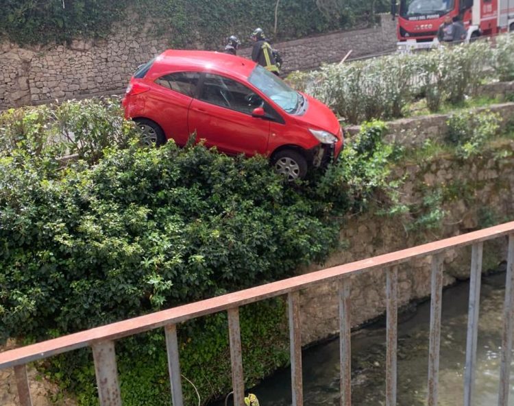 Tragedia sfiorata a Ragusa, auto in bilico rischia di precipitare