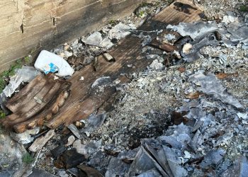 Trovate bare bruciate alle spalle del cimitero di Comiso: ci sono scarpe e indumenti