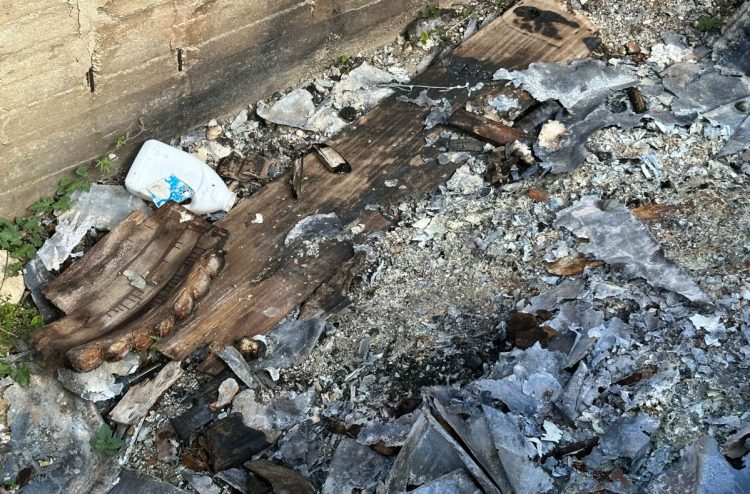 Trovate bare bruciate alle spalle del cimitero di Comiso: ci sono scarpe e indumenti