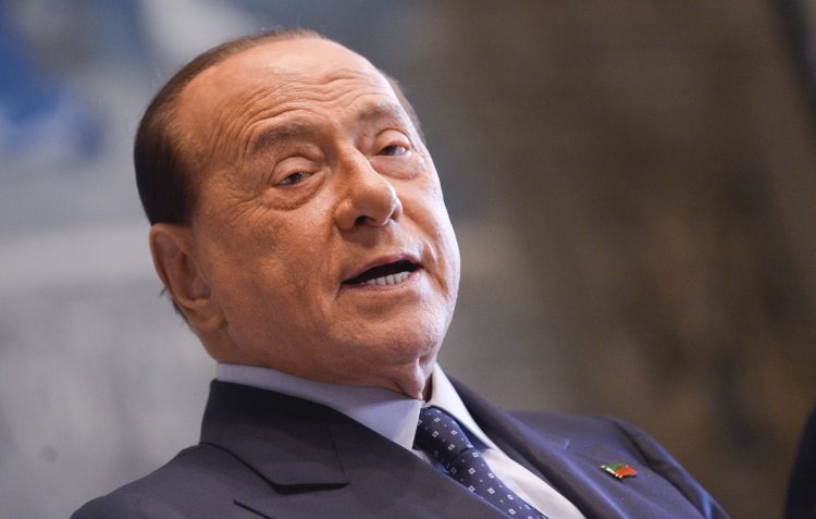 Berlusconi ricoverato: diagnosi leucemia mielomonicitica cronica da 2 anni